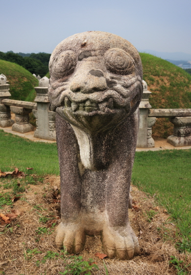 제18대 현종 숭릉의 서측 두번째 석호